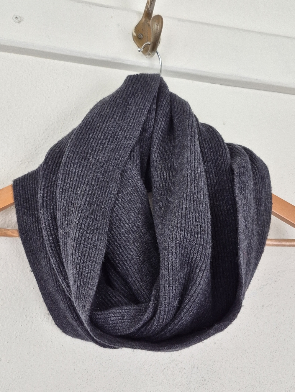 Aritzia Babaton Cashmere Blend Infinity Circle Scarf Dark Grey